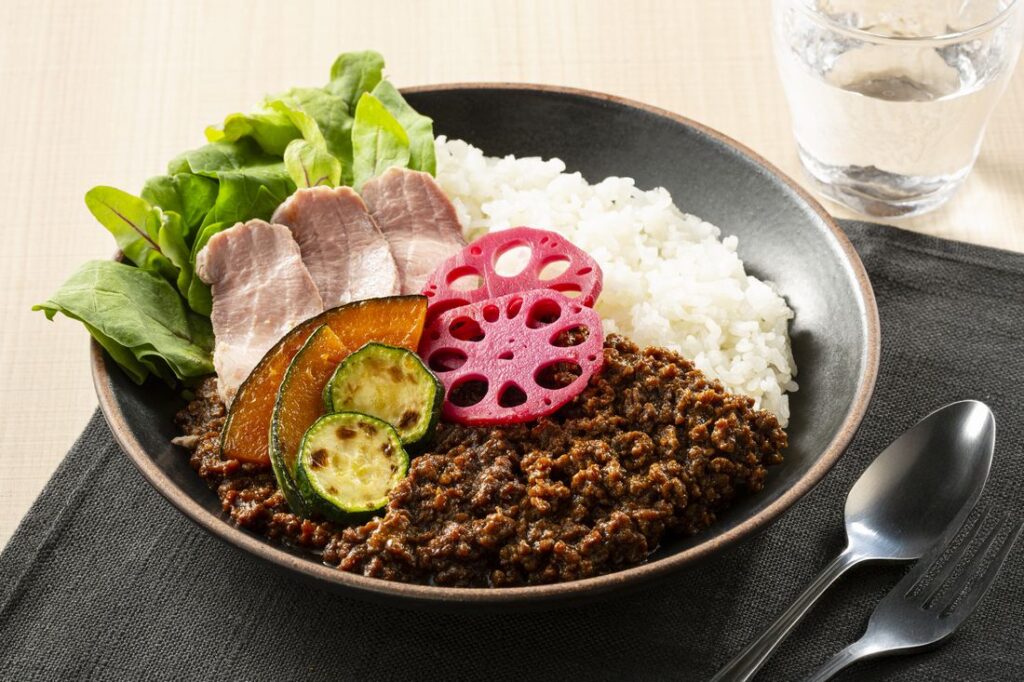 土浦市の「常陸牛のグランプリカレーローストポークとレンコンマリネ添え」をアレンジした特製キーマカレー（茨城県地域振興課提供）